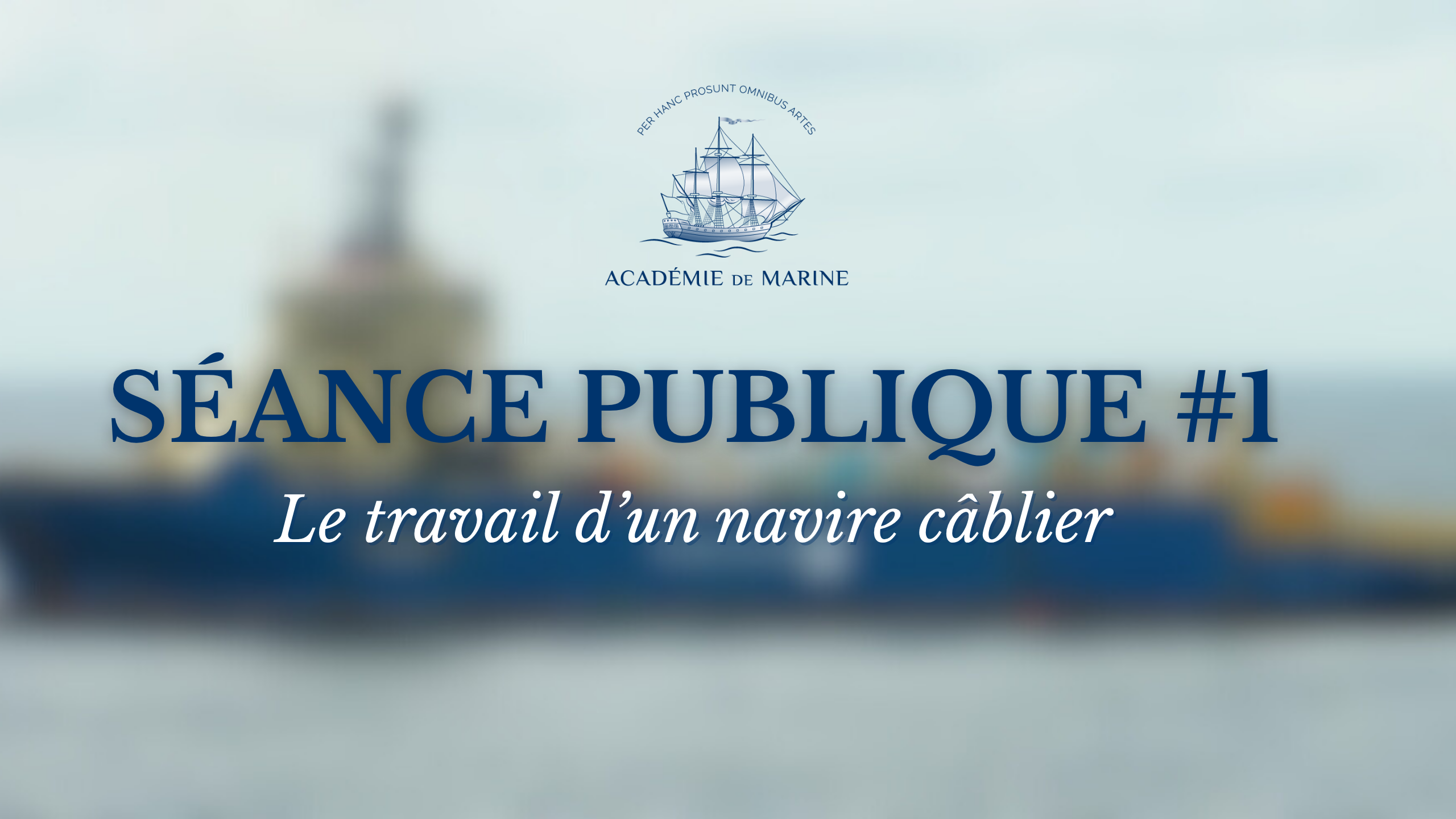 Image d’illustration de l’Académie de marine pour la séance publique n°1 intitulée « Le travail d’un navire câblier ». On y voit un navire câblier flou en arrière-plan sur la mer, avec le logo de l’Académie de marine et le titre de l’événement inscrits au centre de l’image.